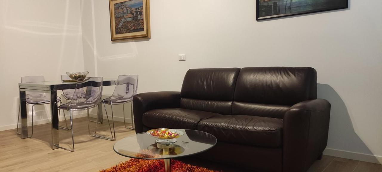 Interno Nove - Appartamento A Corsico Buitenkant foto